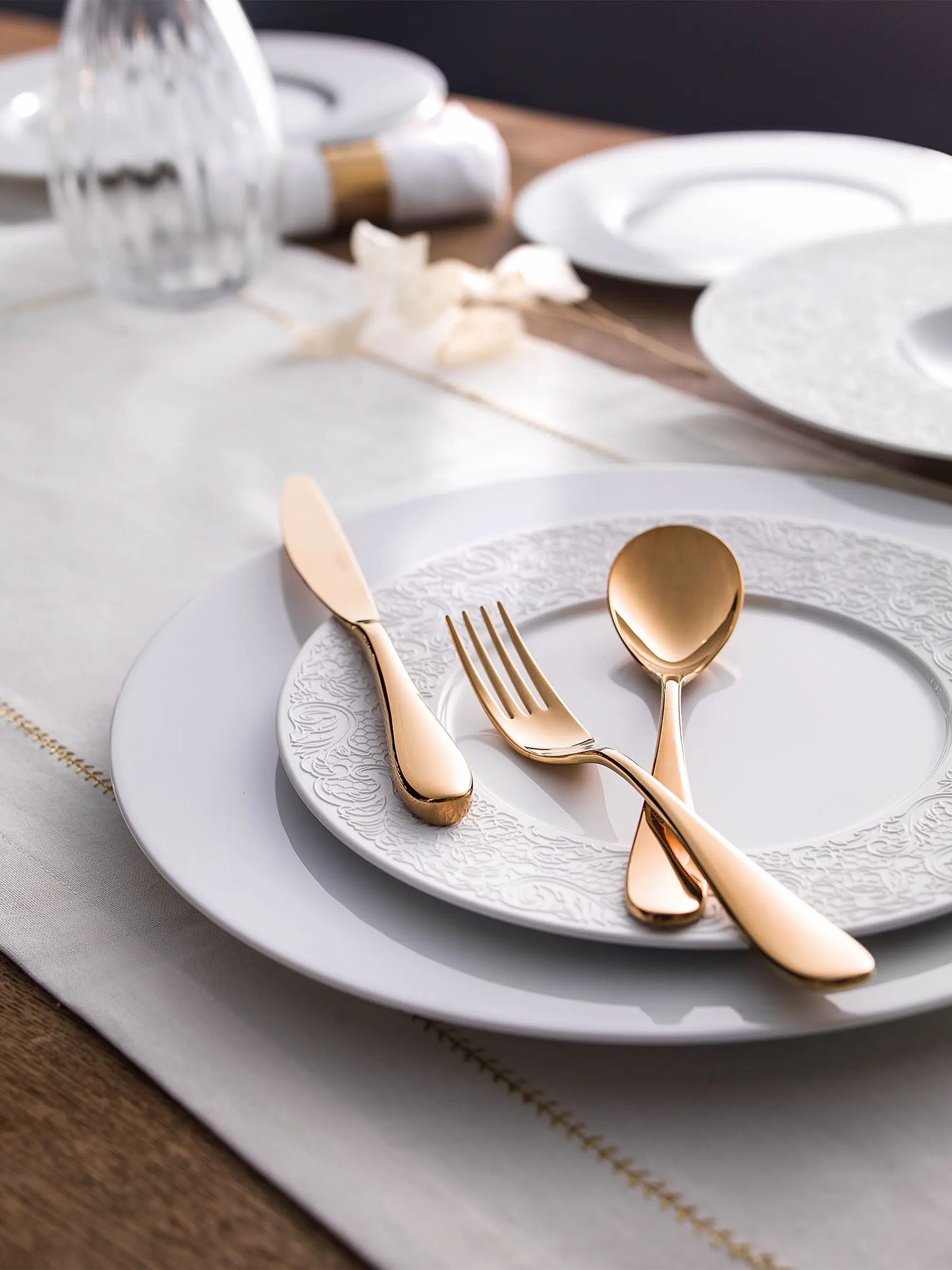 L Couture Elegant Lace-Rim Dessert Plate Set (4 Pieces)