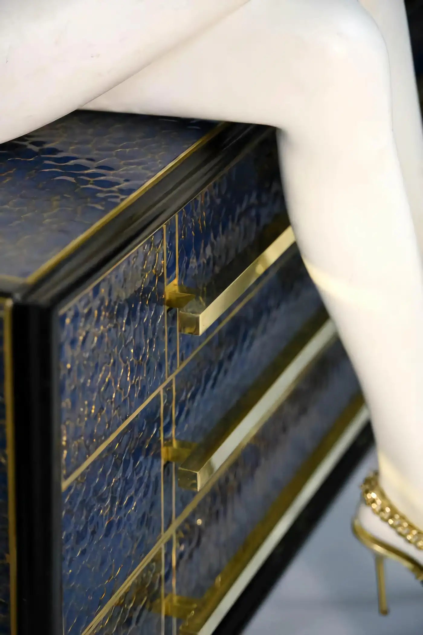 ANTIQUE SAPPHIRE BLUE MURANO GLASS CHEST OF DRAWERS WITH GOLD LEAF & BRASS