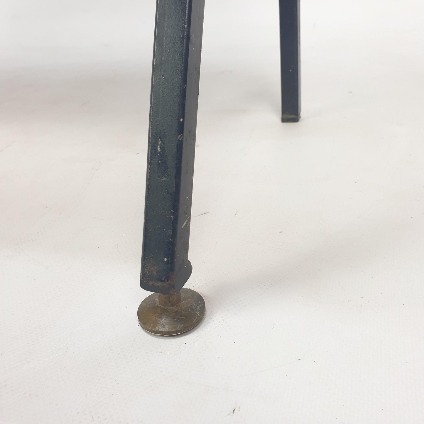 Mid-Century Italian Free-Standing Shelving Unit with Brass Feet – 1950s