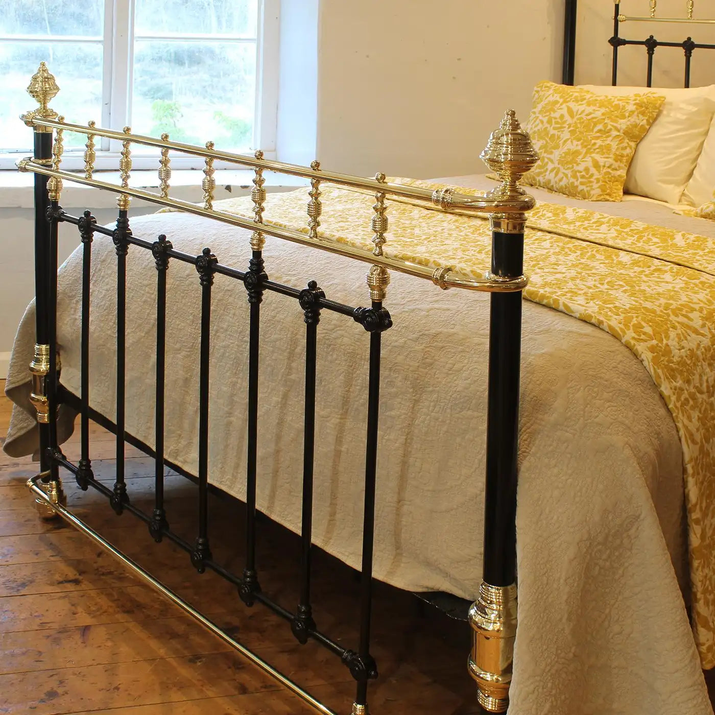 5ft Wide Black Victorian Cast Iron Antique Bed with Brass Gallery, MK318