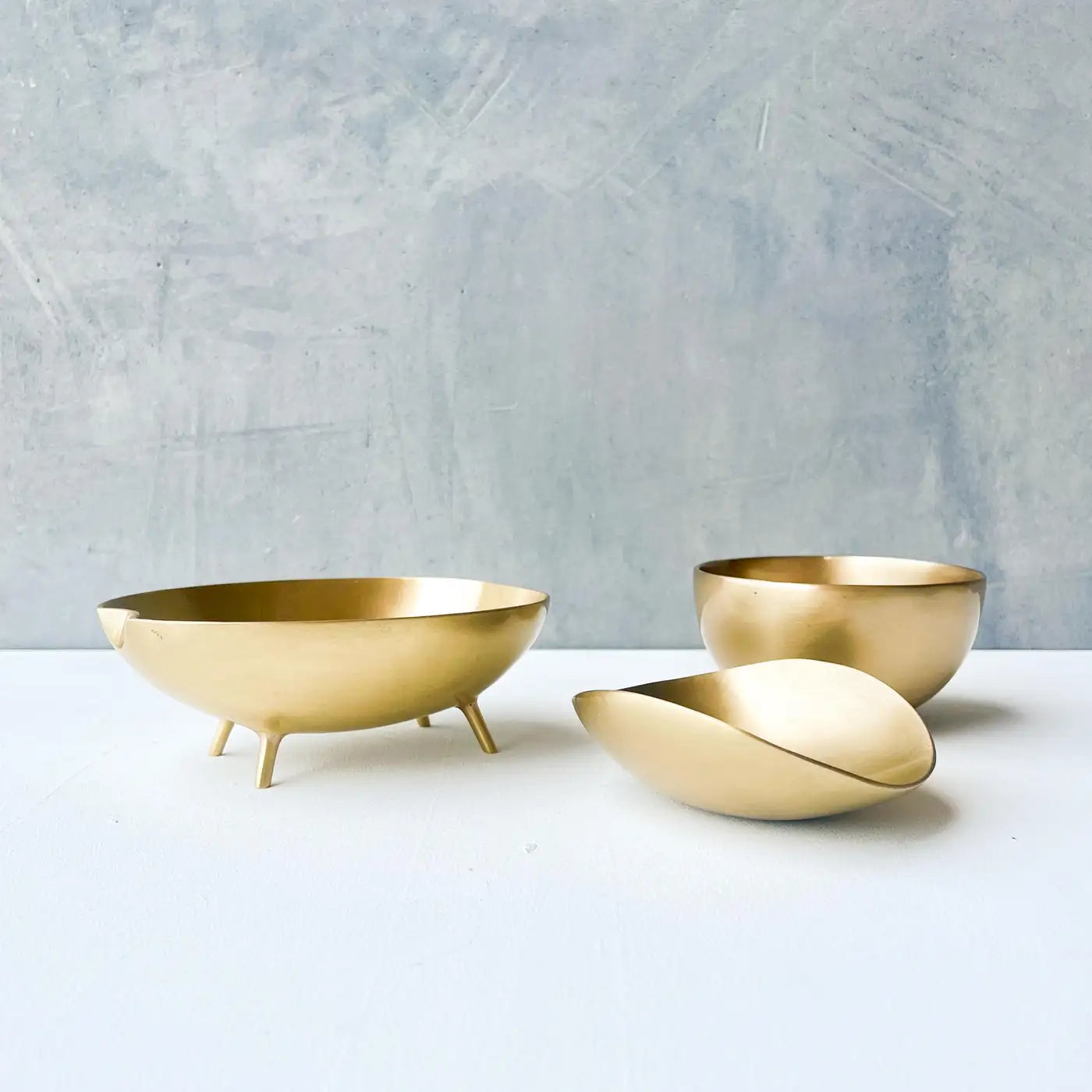 Set of Three Decorative Brushed Brass Bowls Vide-Poche