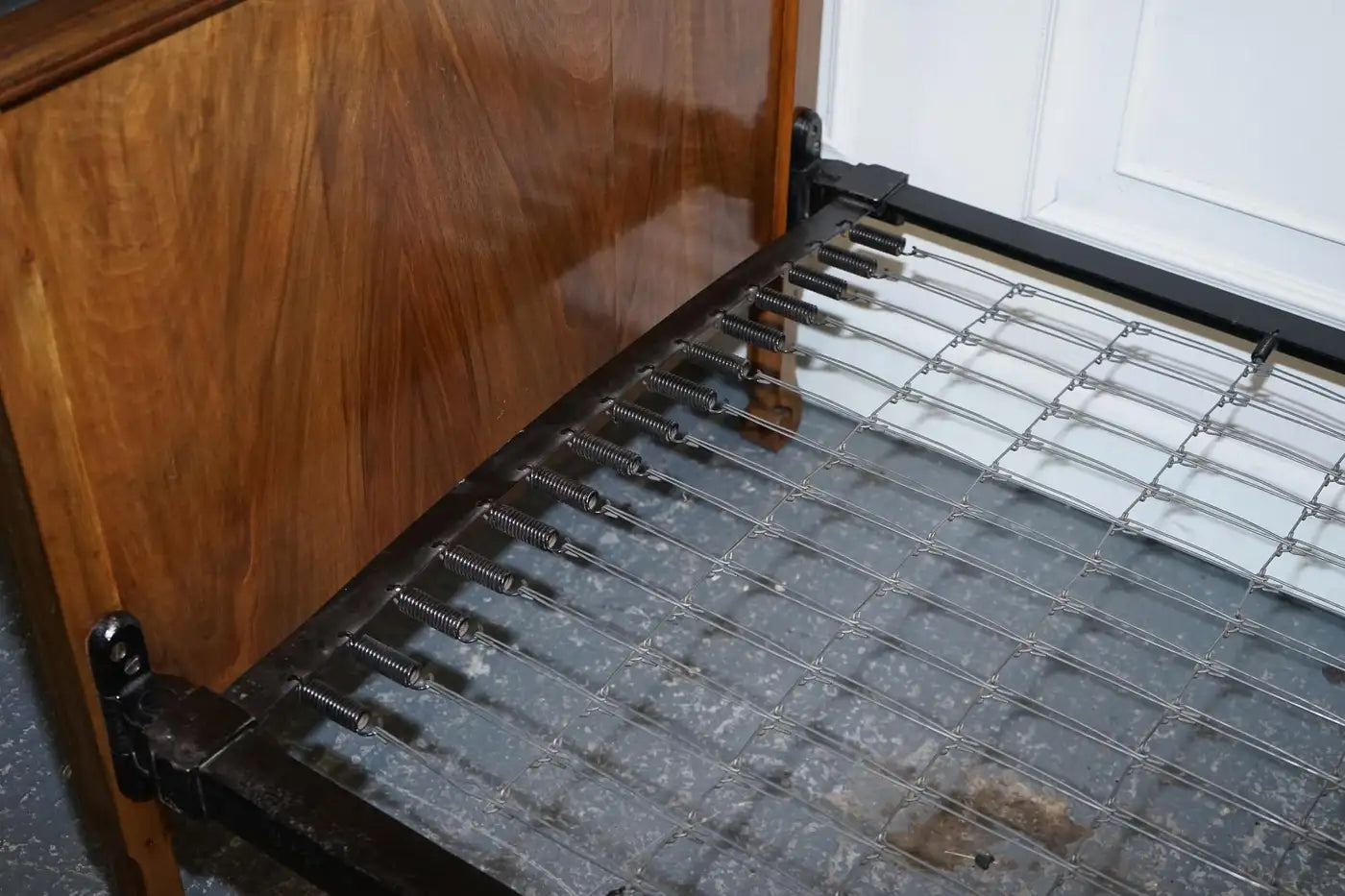 ART DECO BURR WALNUT DECORATIVE INLAID PANELS SiNGLE BED