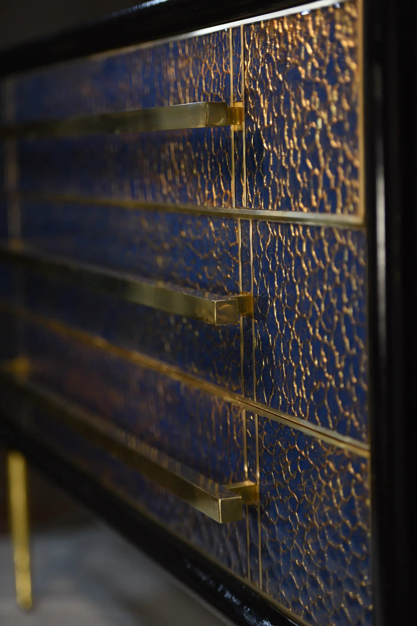 ANTIQUE SAPPHIRE BLUE MURANO GLASS CHEST OF DRAWERS WITH GOLD LEAF & BRASS