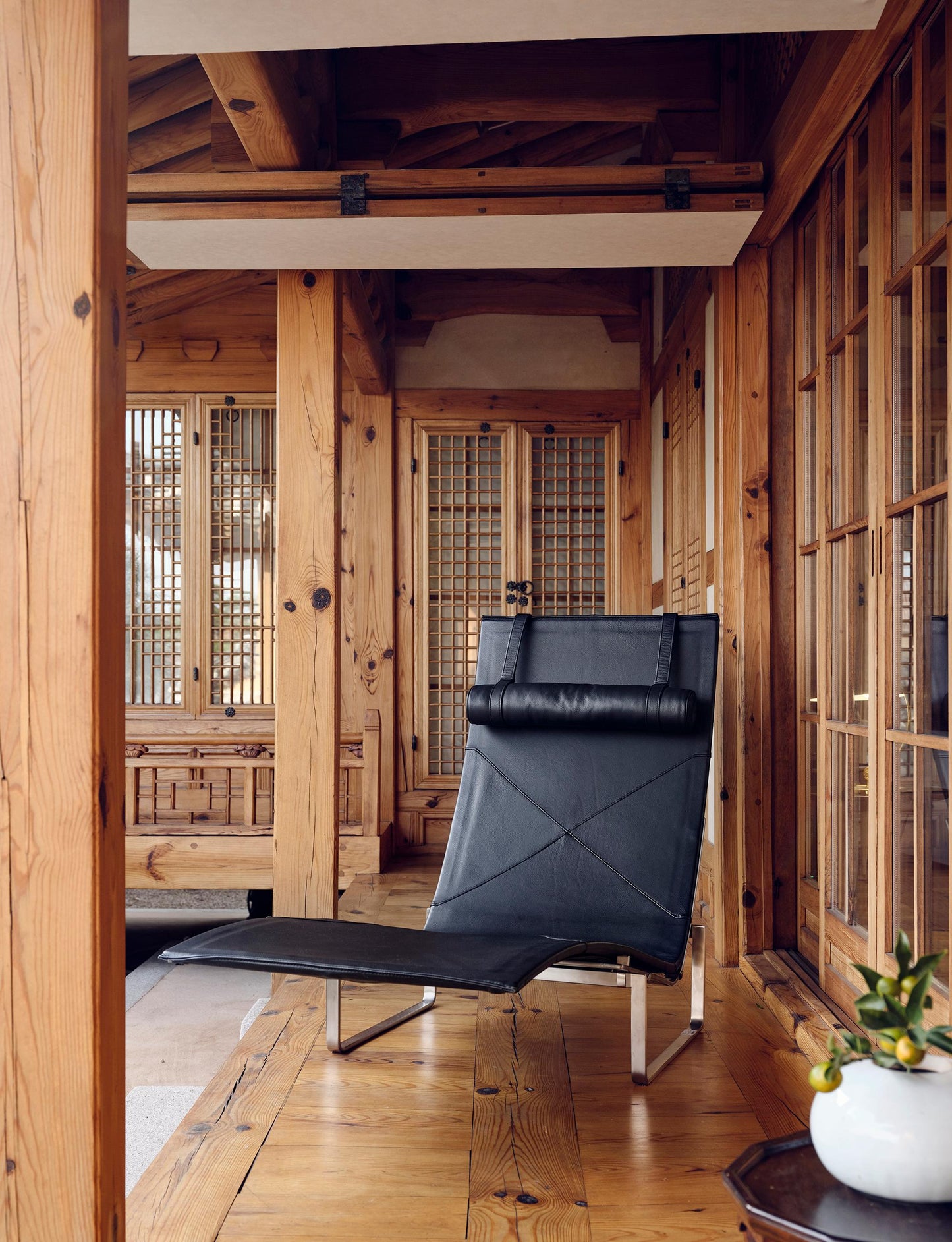 Poul Kjærholm PK24 Lounge Chair in Aura Leather – Fritz Hansen