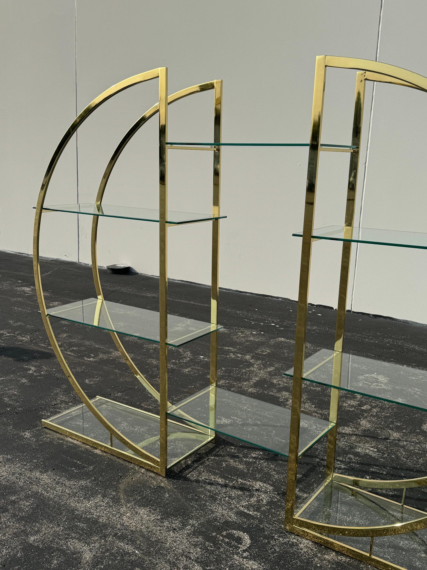 Vintage 1970s Circular Brass & Glass Room Divider Étagère – Mid-Century Modern