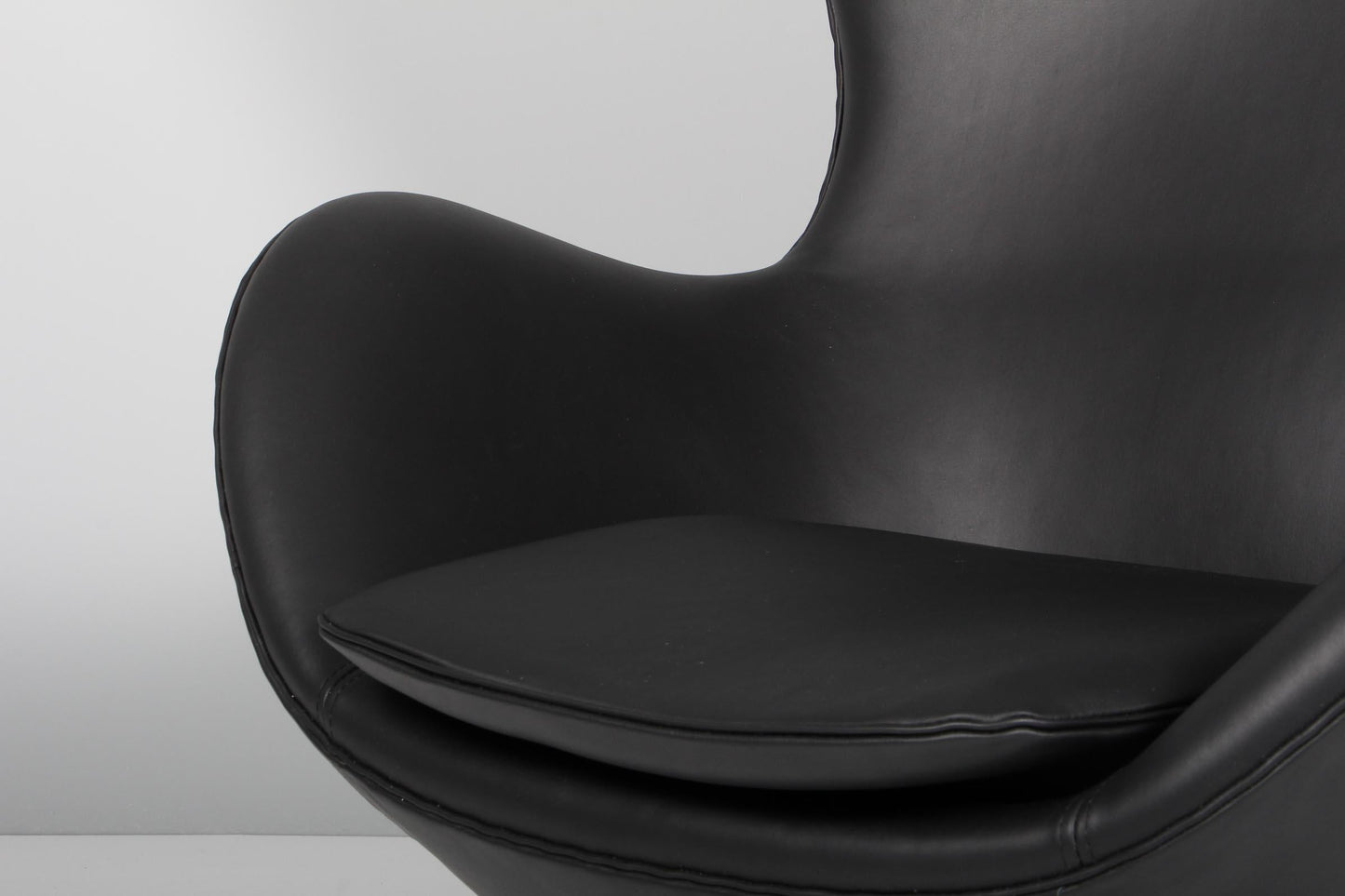 Set of Egg Lounge Chairs – Black Aniline Leather, Iconic Design