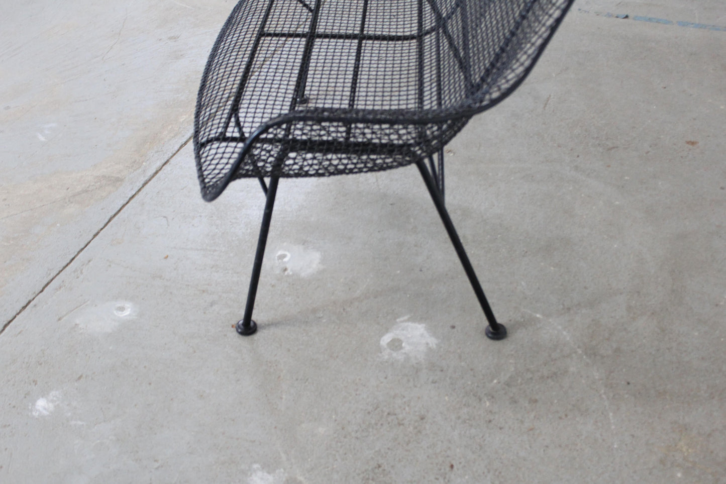 Mid-Century Modern Sculptura-Style Outdoor Mesh Iron Bench – Black