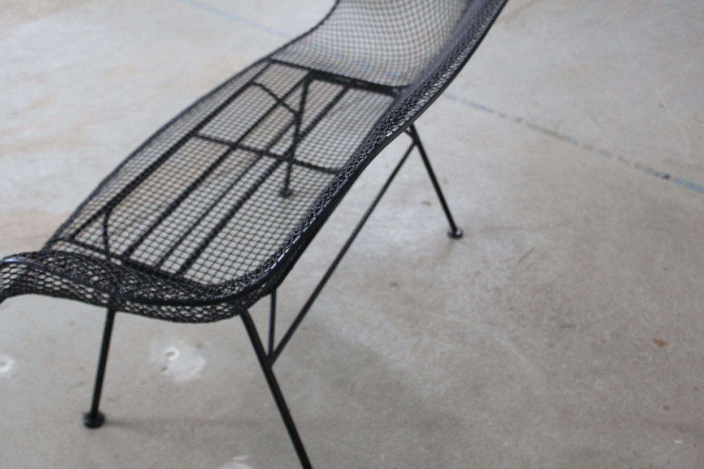 Mid-Century Modern Sculptura-Style Outdoor Mesh Iron Bench – Black