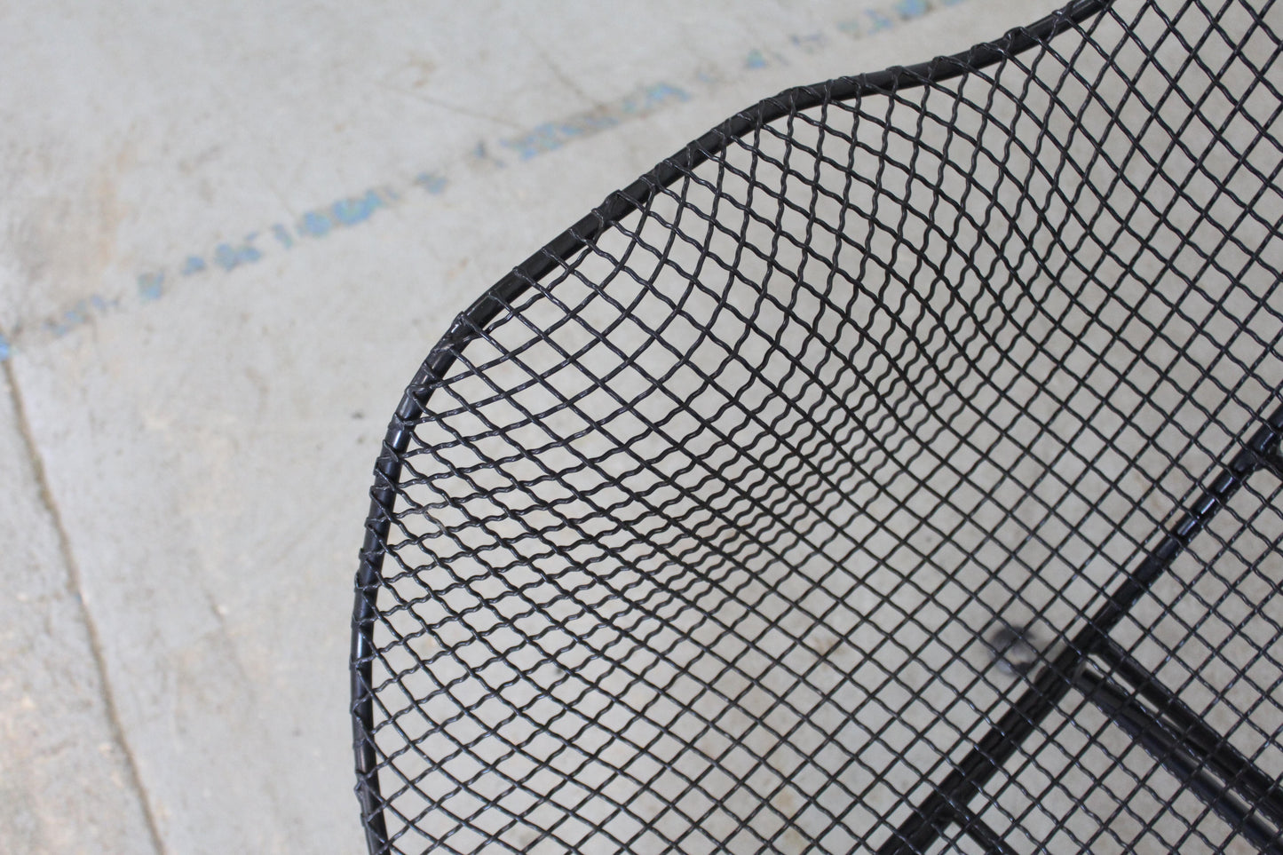 Mid-Century Modern Sculptura-Style Outdoor Mesh Iron Bench – Black