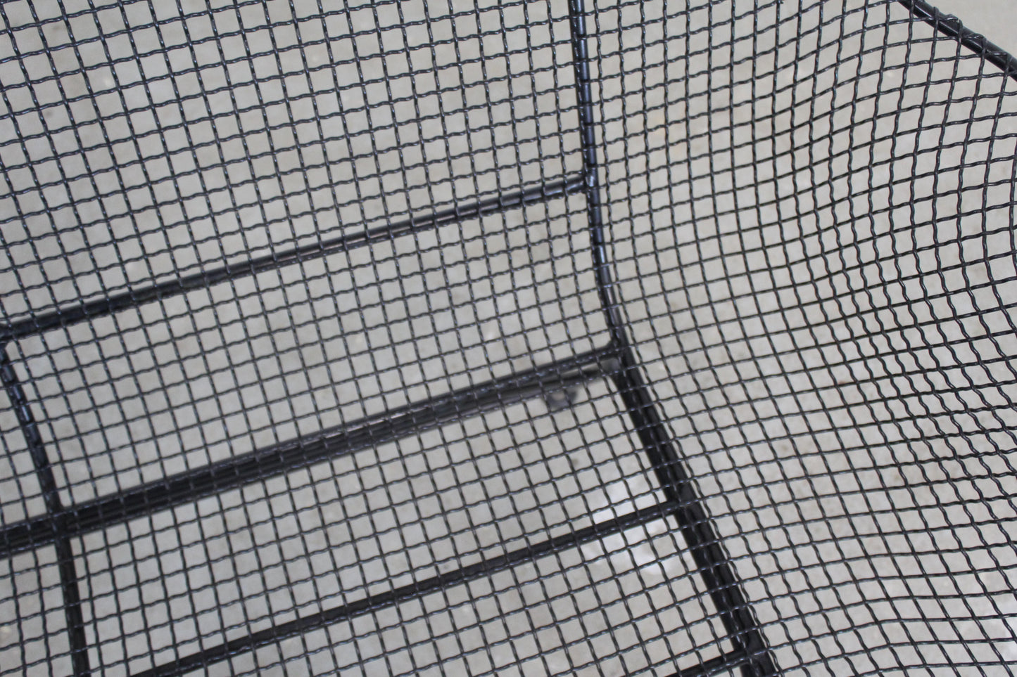 Mid-Century Modern Sculptura-Style Outdoor Mesh Iron Bench – Black