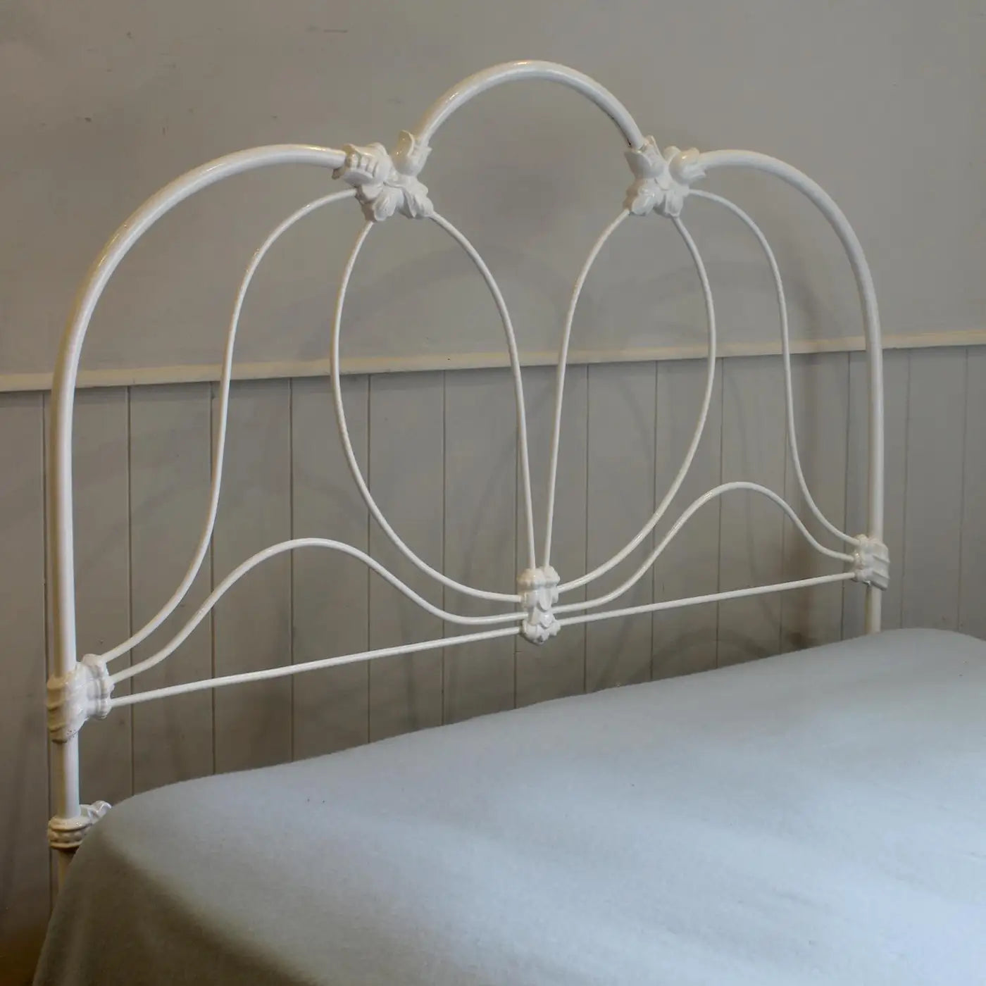 Large Single Victorian White Cast Iron Antique Bed, MS73
