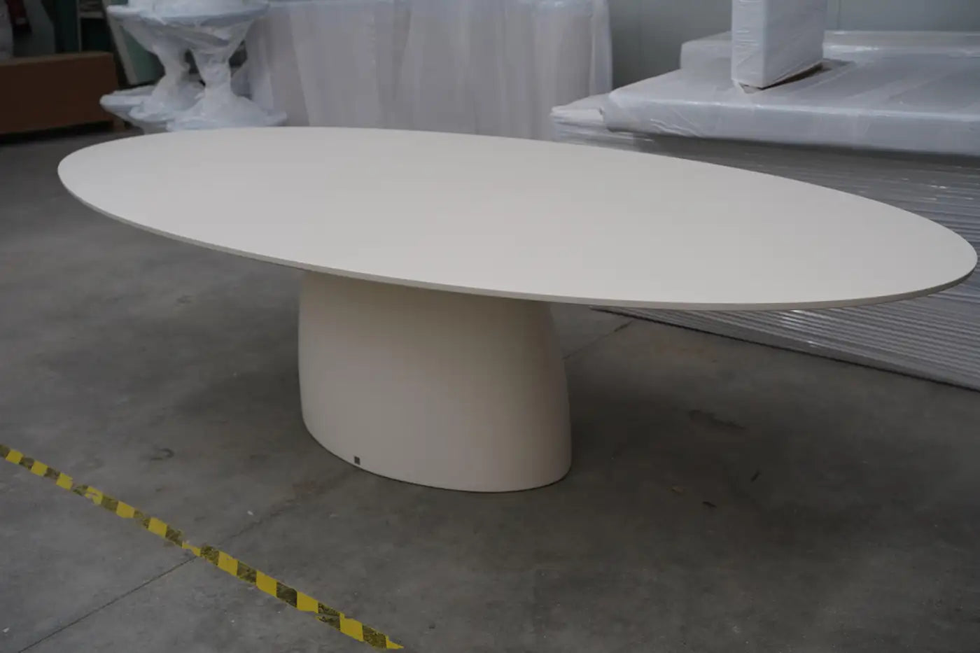 Indoor/Outdoor Dining Table in Scratch-Resistant Lacquered Resin