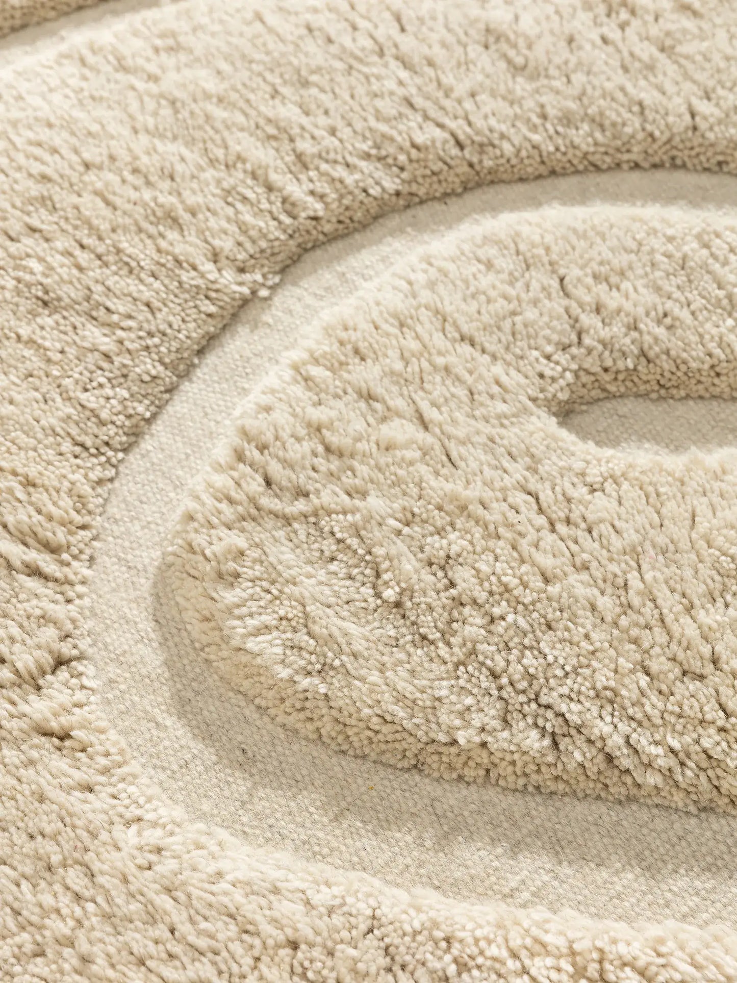 Elegant Cream Wool Hand-Knotted Rug