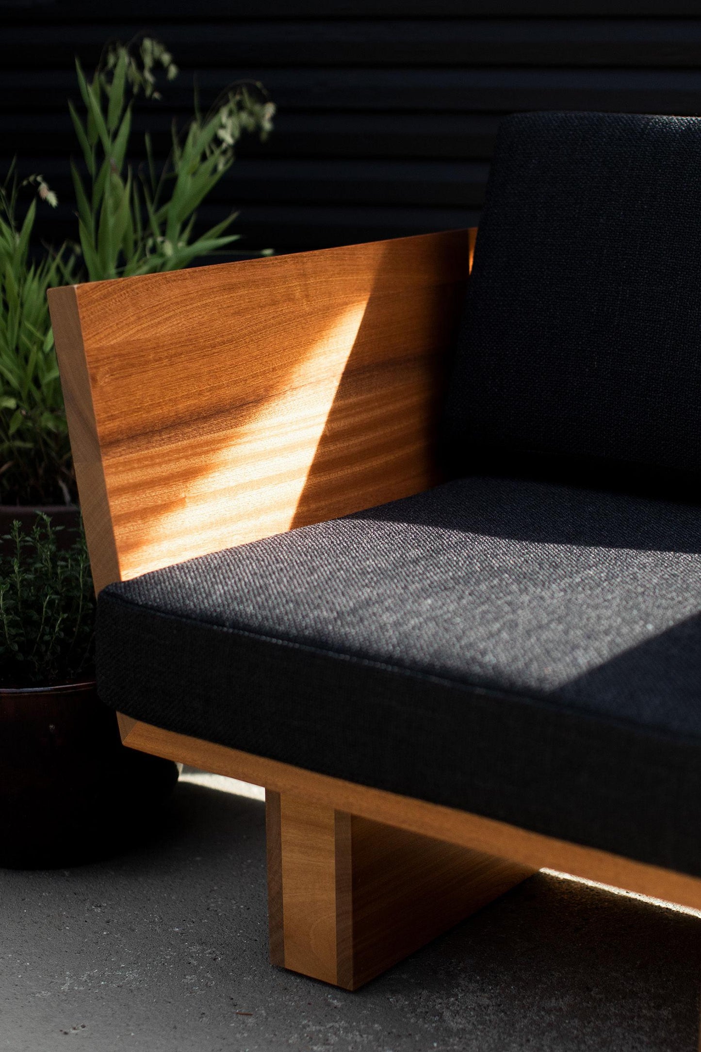 Suelo Outdoor Modern Lounge Chair – Solid Mahogany Frame