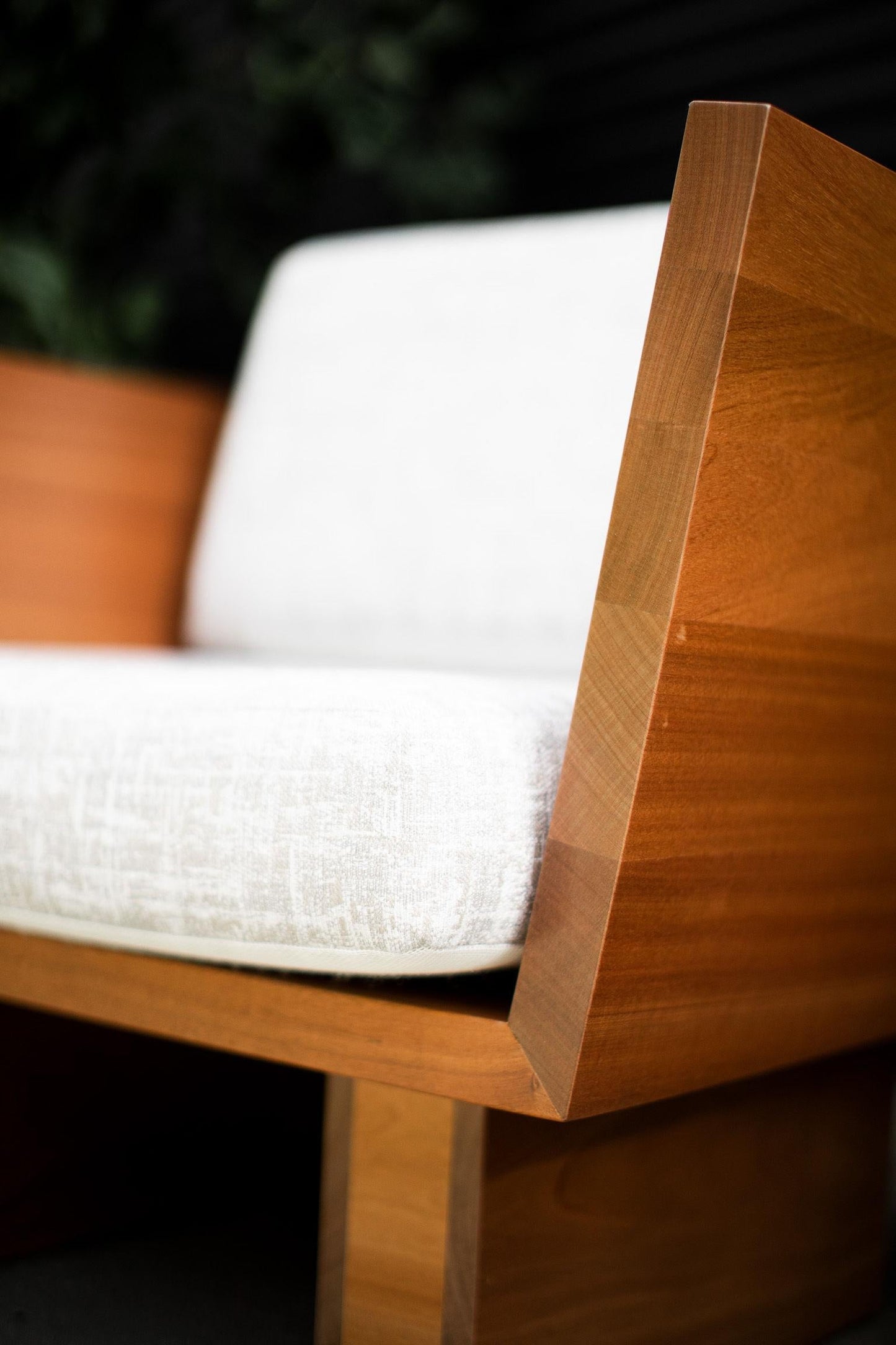 Suelo Outdoor Modern Lounge Chair – Solid Mahogany Frame