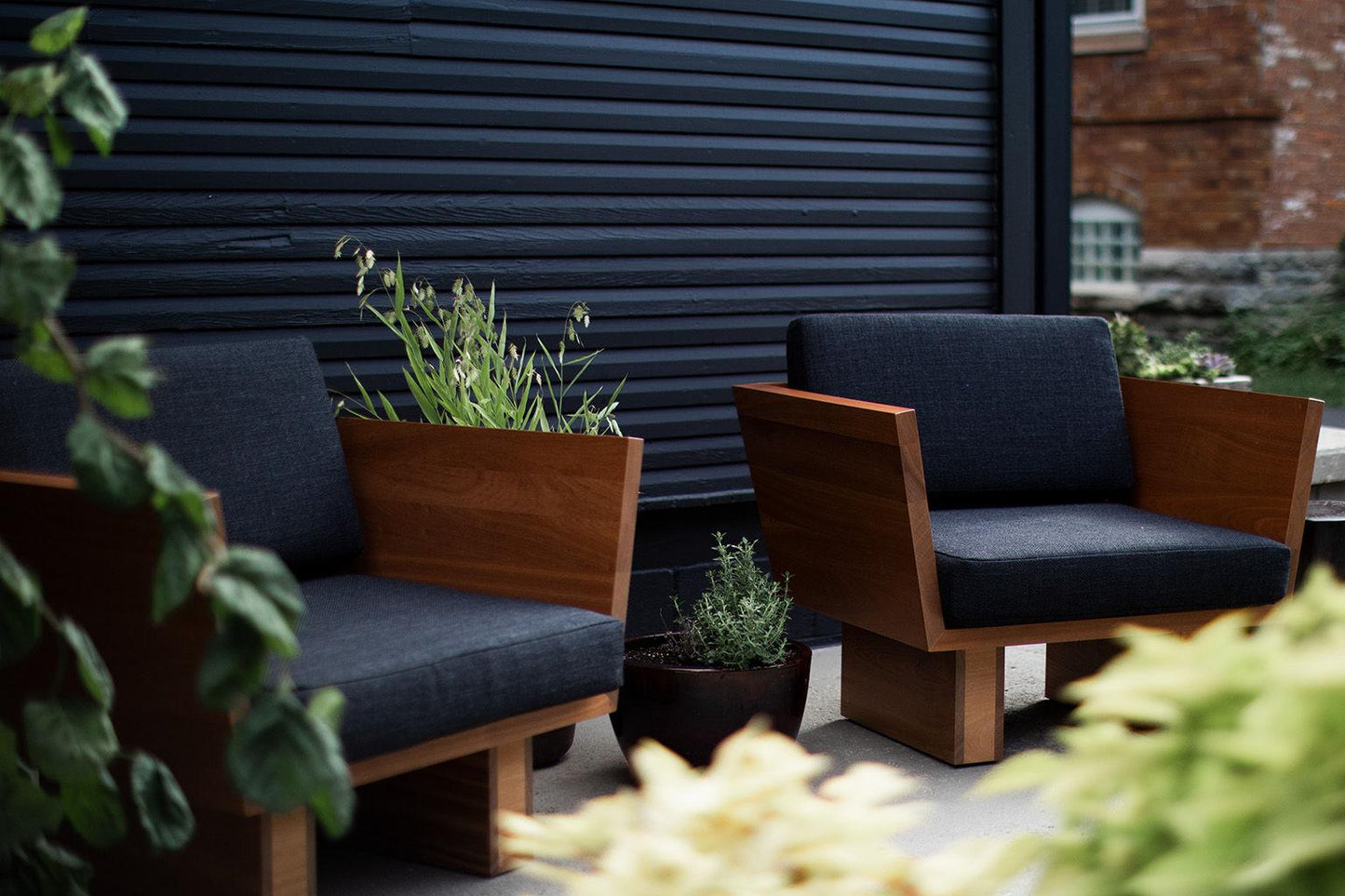 Suelo Outdoor Modern Lounge Chair – Solid Mahogany Frame