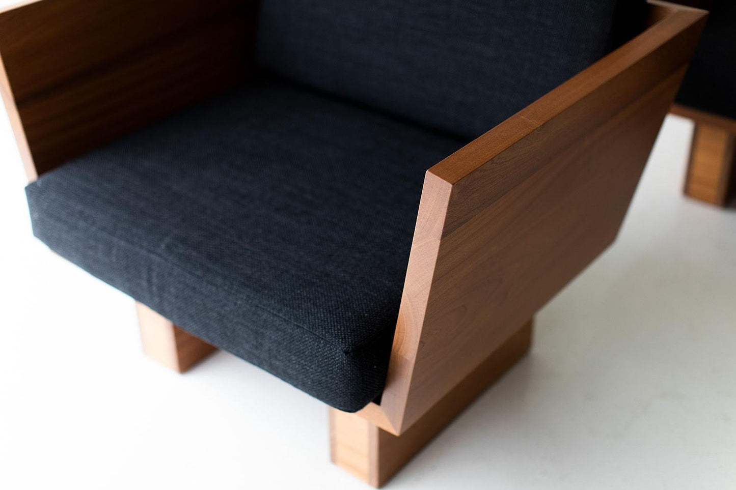 Suelo Outdoor Modern Lounge Chair – Solid Mahogany Frame