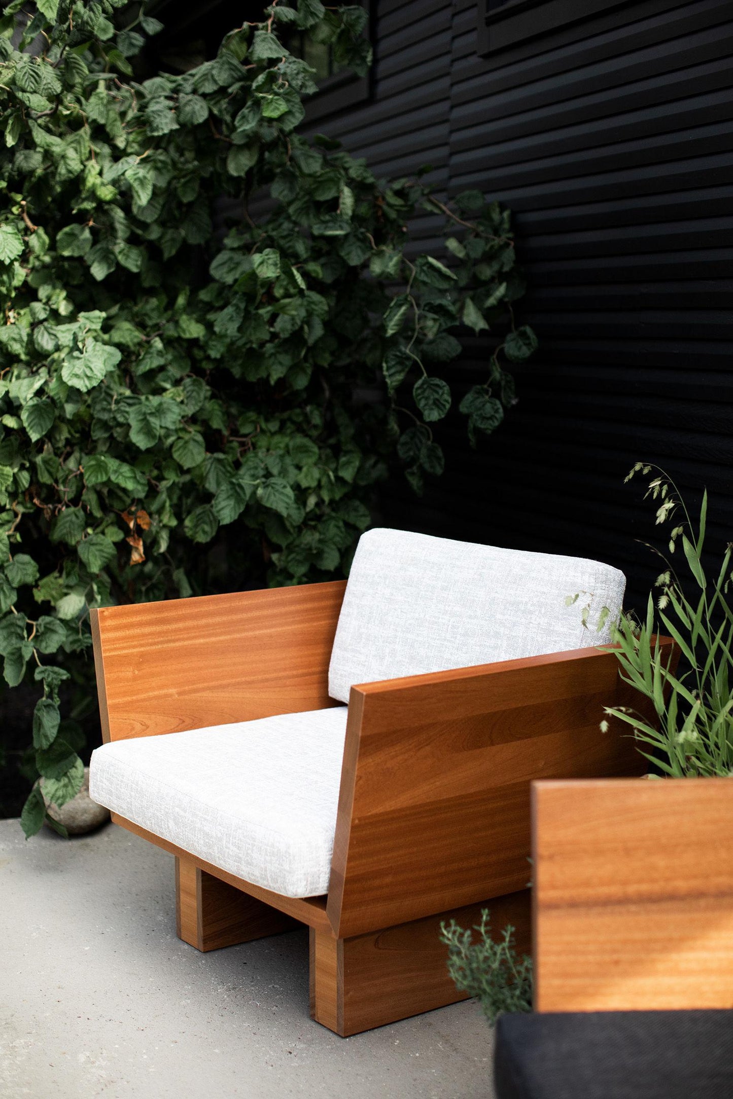 Suelo Outdoor Modern Lounge Chair – Solid Mahogany Frame