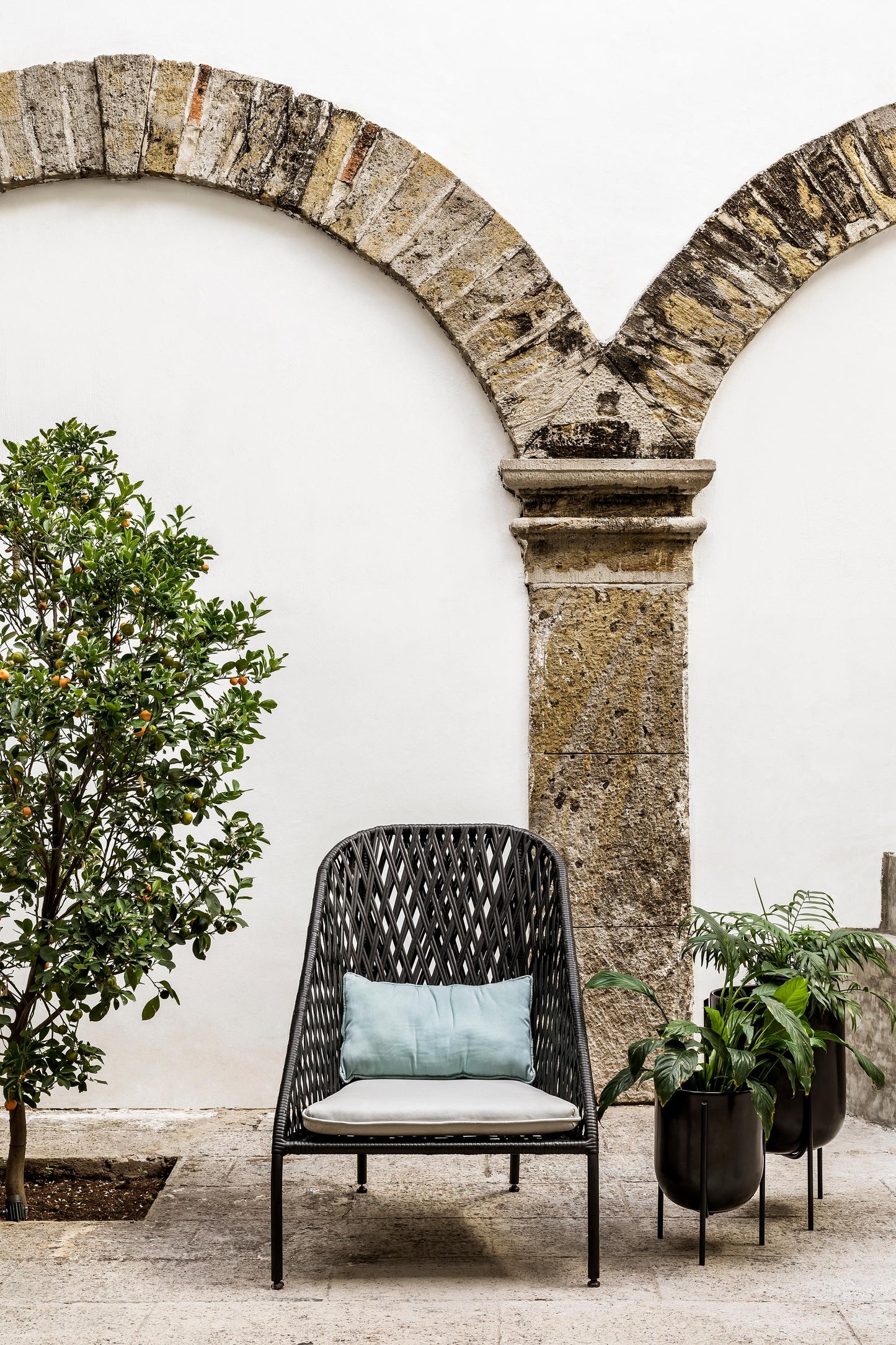 Easy Chair Outdoor with Hand-Weaved Aluminium Frame and Synthetic Fiber Seat