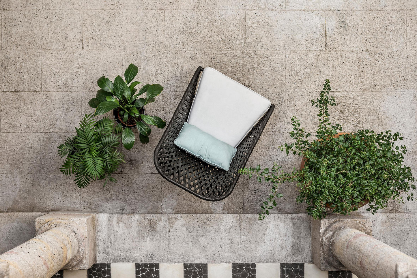 Easy Chair Outdoor with Hand-Weaved Aluminium Frame and Synthetic Fiber Seat