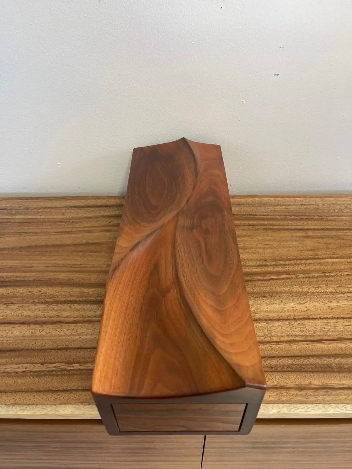 Винтидж декоративно подписано дърворезбовано произведение на художествена галерия за стена