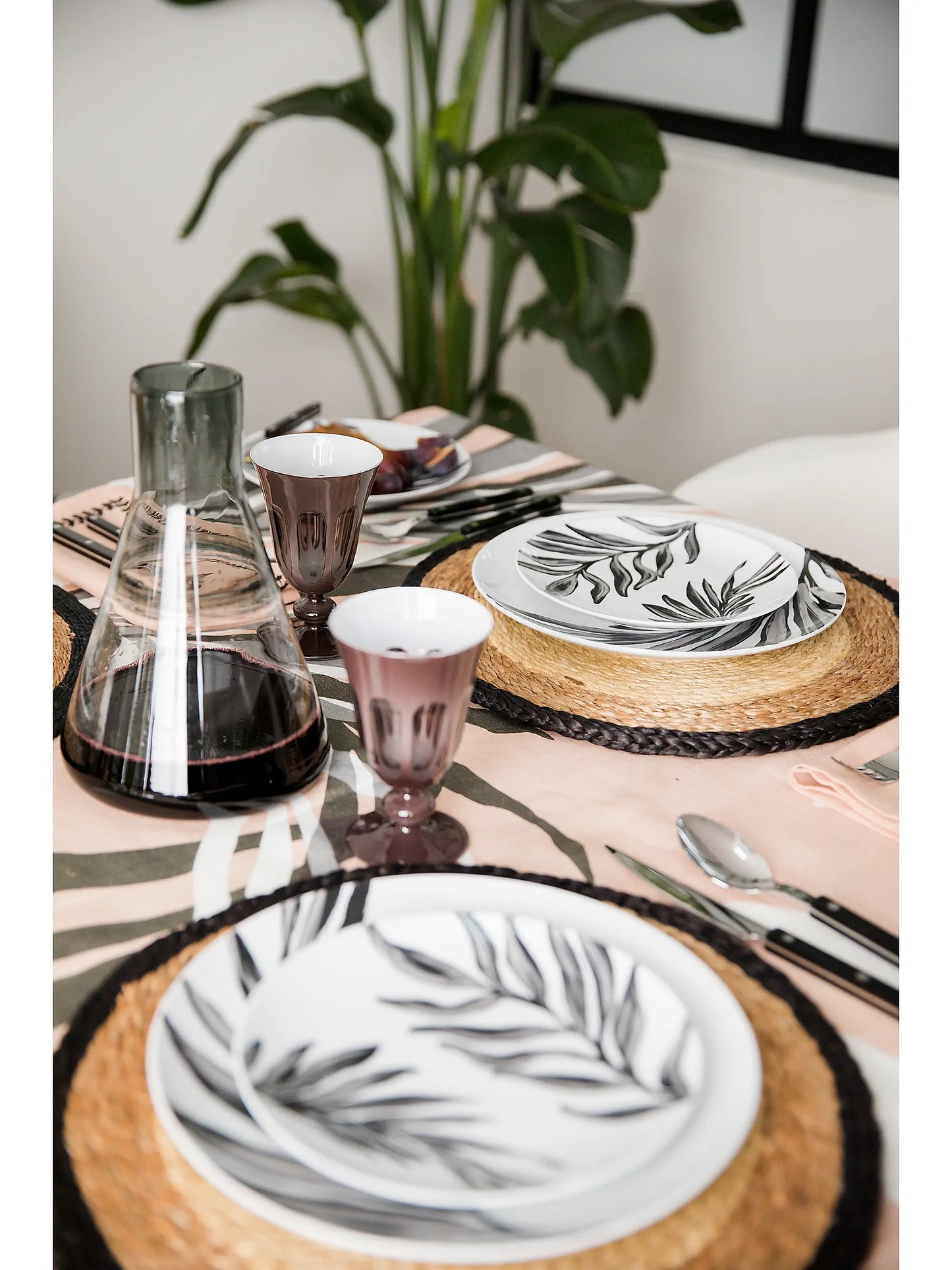 Leaf Motif Porcelain Dinner Plate Set (4-Piece, Monochrome)