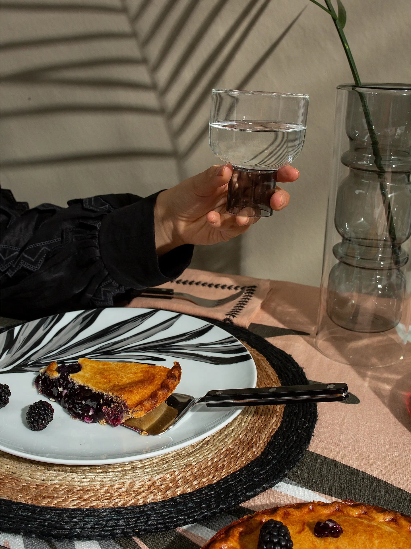 Leaf Motif Porcelain Dinner Plate Set (4-Piece, Monochrome)