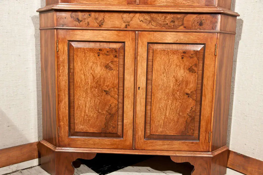 ENGLISH GLAZED DOOR CORNER CUPBOARD IN WALNUT – GEORGIAN STYLE