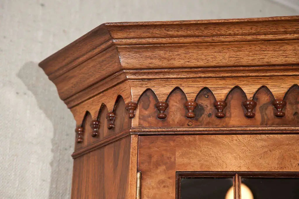 ENGLISH GLAZED DOOR CORNER CUPBOARD IN WALNUT – GEORGIAN STYLE