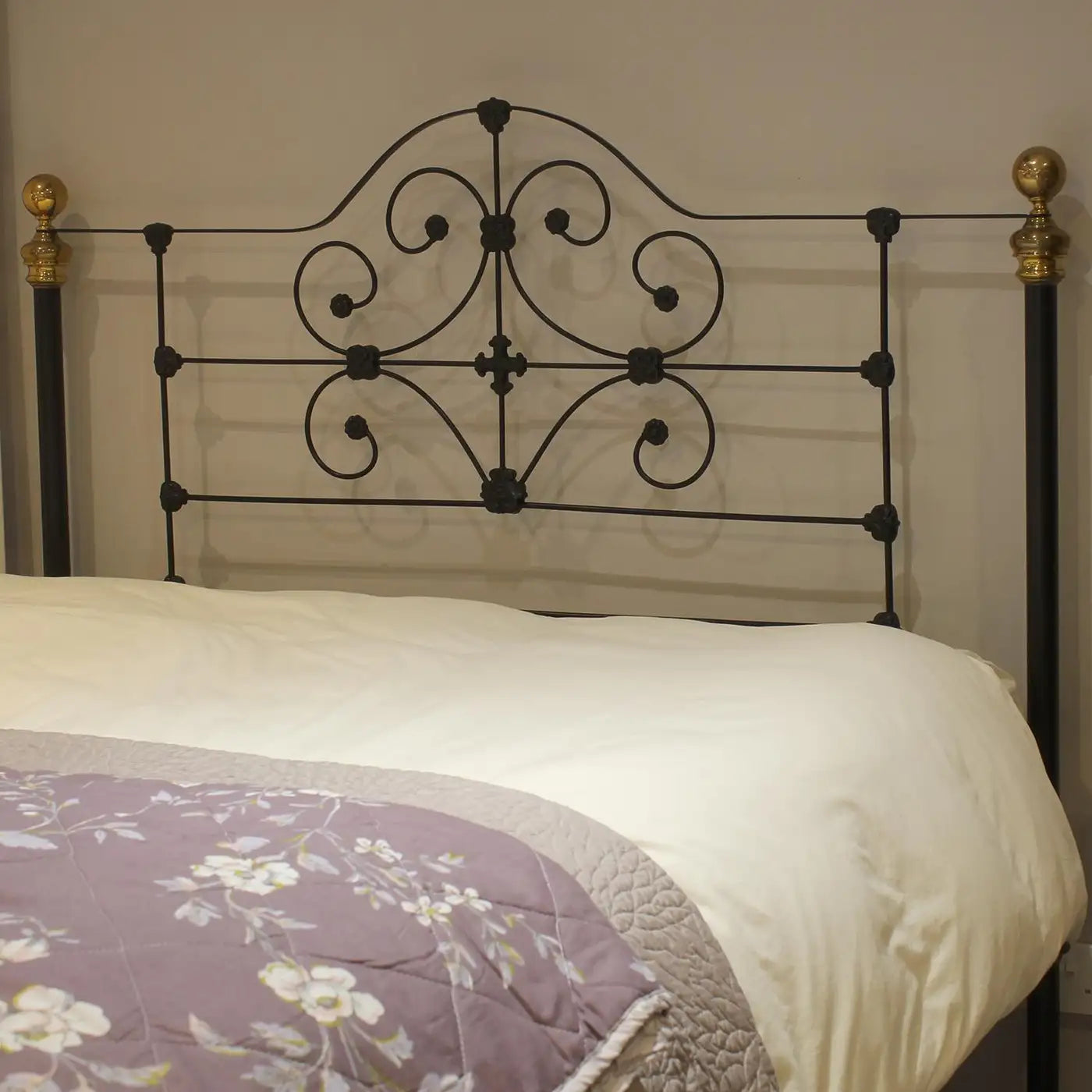 5ft Wide Victorian Cast Iron & Brass Antique Bed in Black – MK321