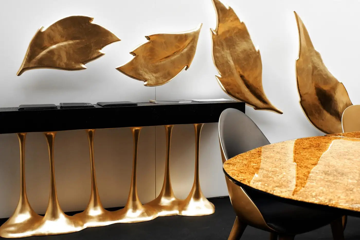 Sculptural and Luxurious "Argos" Futuristic Console Table in Black and Gold