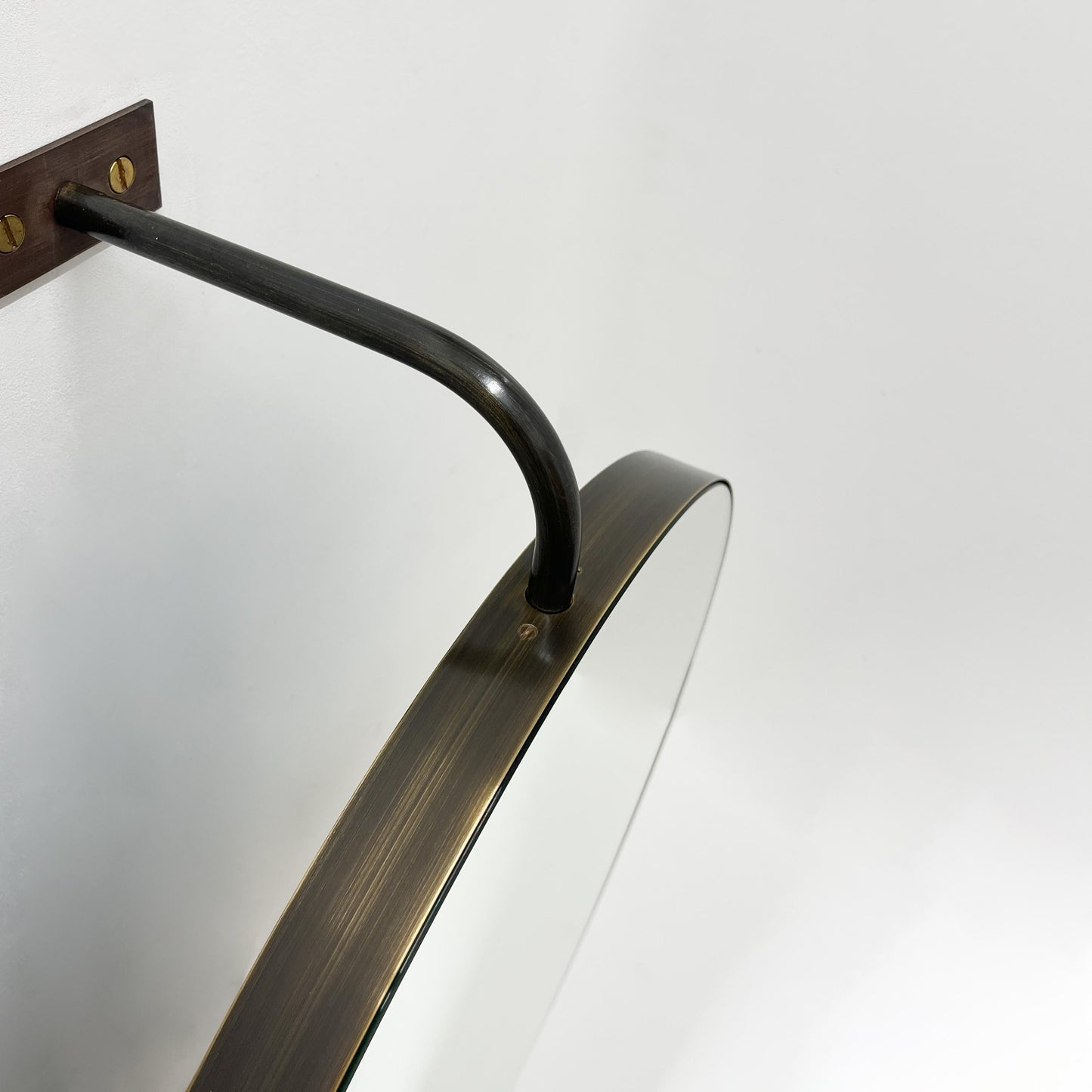 Vorso Wall-Attached Rotating Round Mirror with Bronze Patina Frame – Contemporary