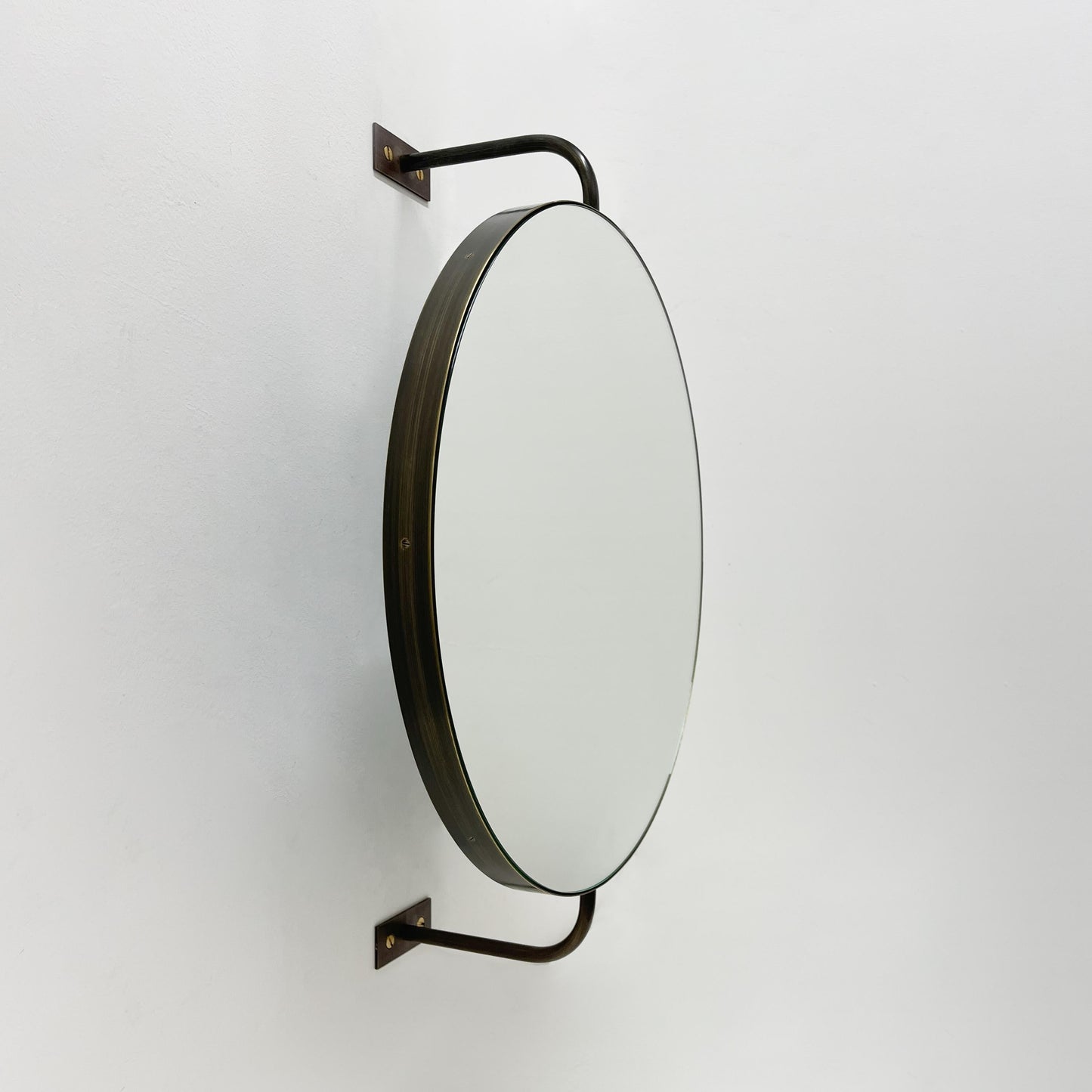 Vorso Wall-Attached Rotating Round Mirror with Bronze Patina Frame – Contemporary