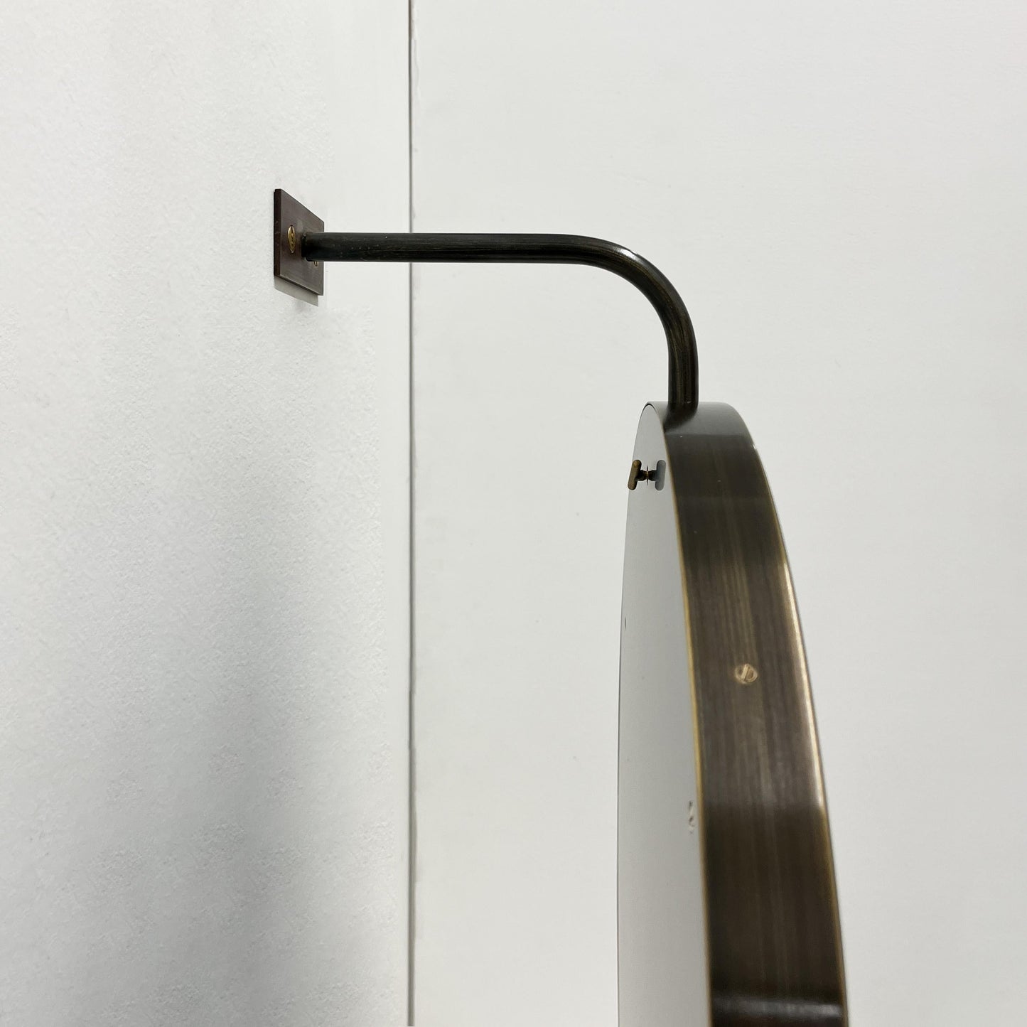 Vorso Wall-Attached Rotating Round Mirror with Bronze Patina Frame – Contemporary