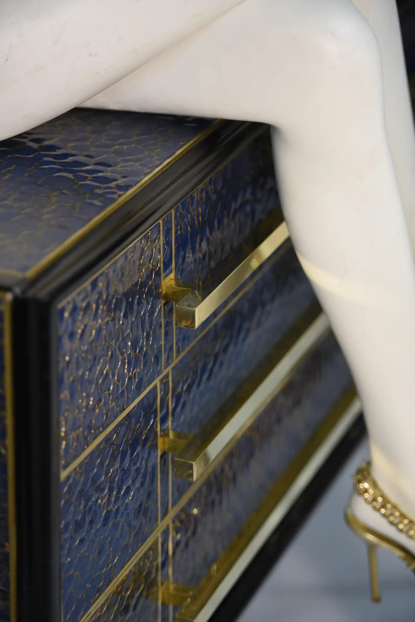 ANTIQUE SAPPHIRE BLUE MURANO GLASS CHEST OF DRAWERS WITH GOLD LEAF & BRASS