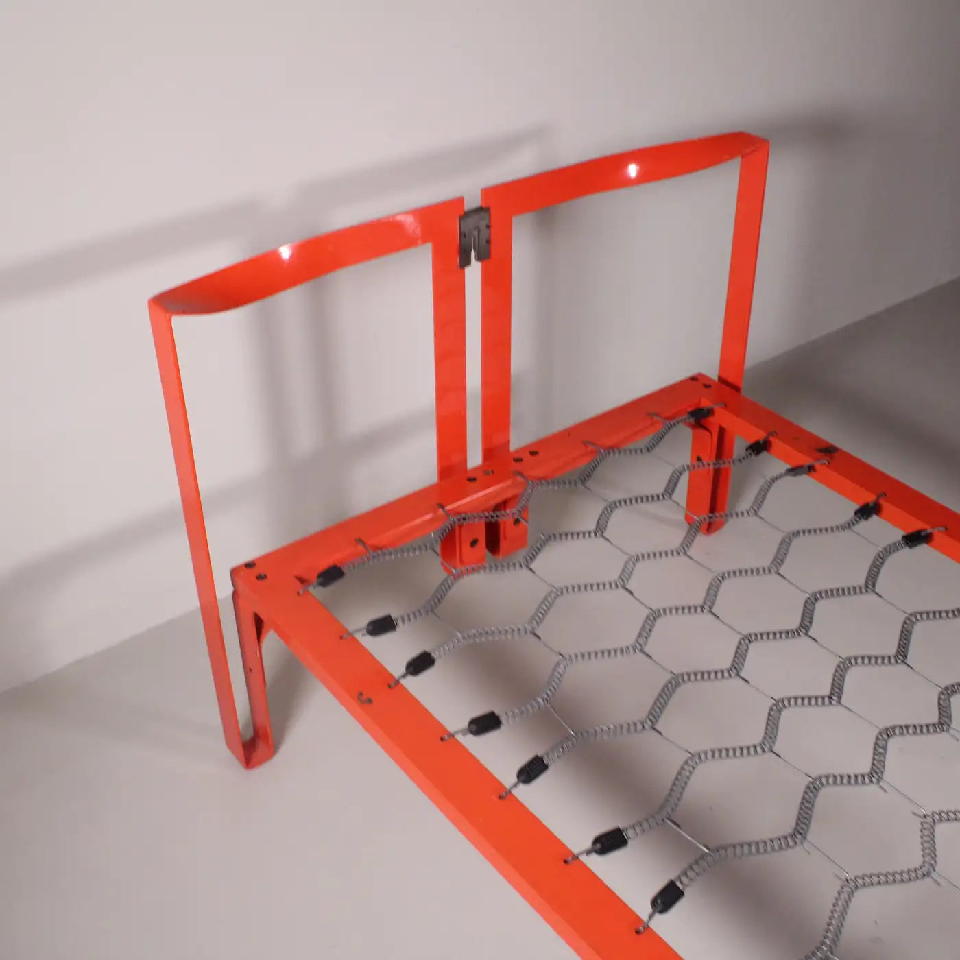 Vanessa single bed by Tobia Scarpa, Simon
