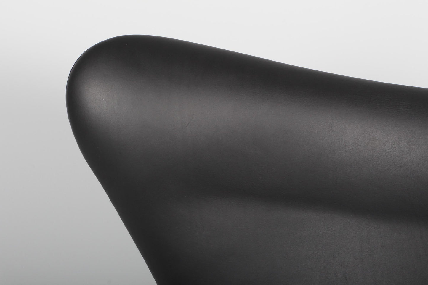 Set of Egg Lounge Chairs – Black Aniline Leather, Iconic Design