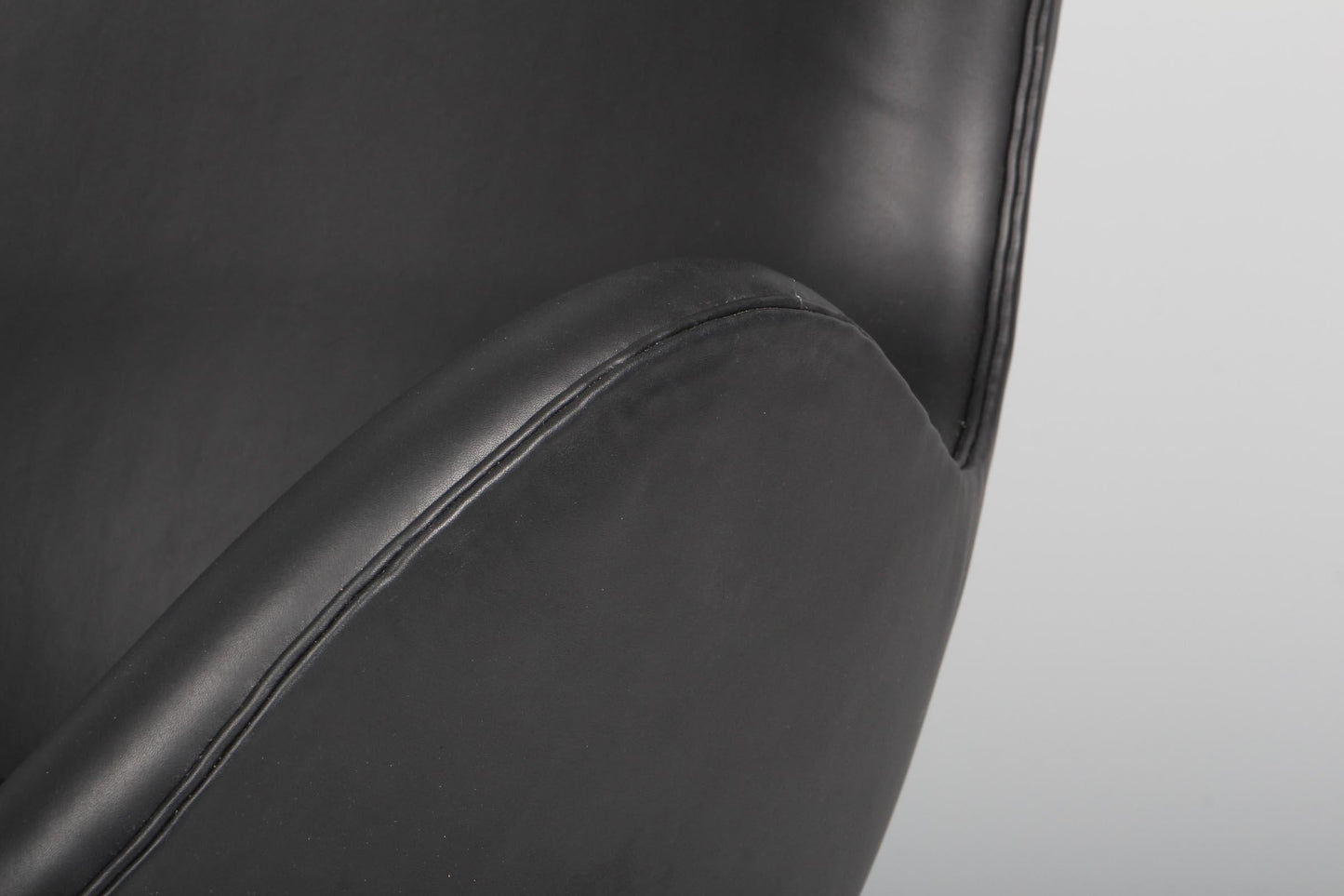 Set of Egg Lounge Chairs – Black Aniline Leather, Iconic Design