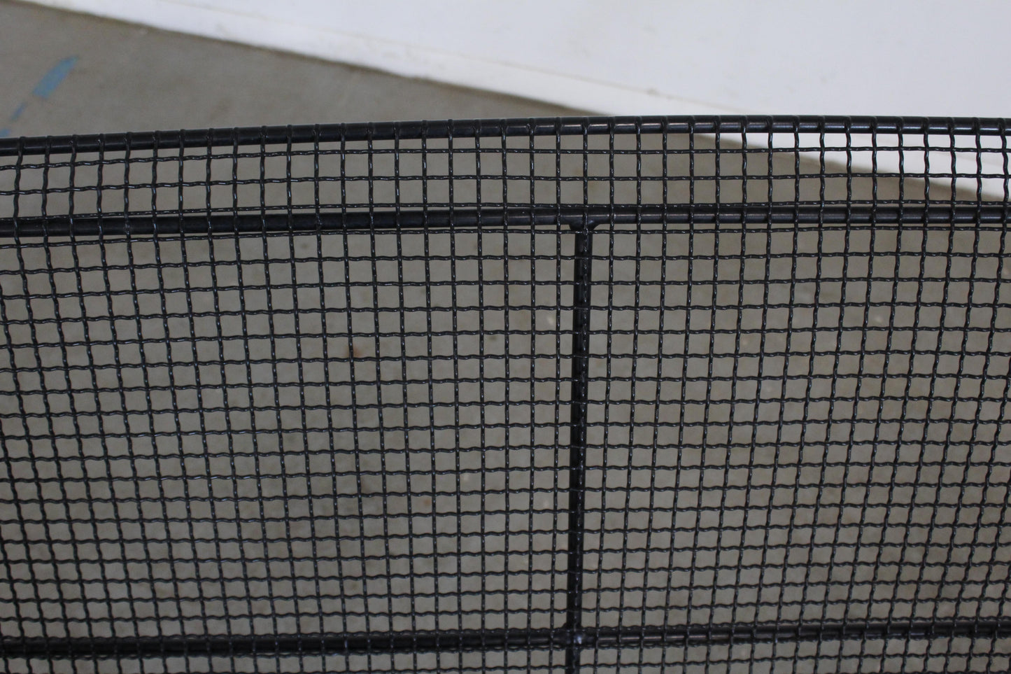 Mid-Century Modern Sculptura-Style Outdoor Mesh Iron Bench – Black