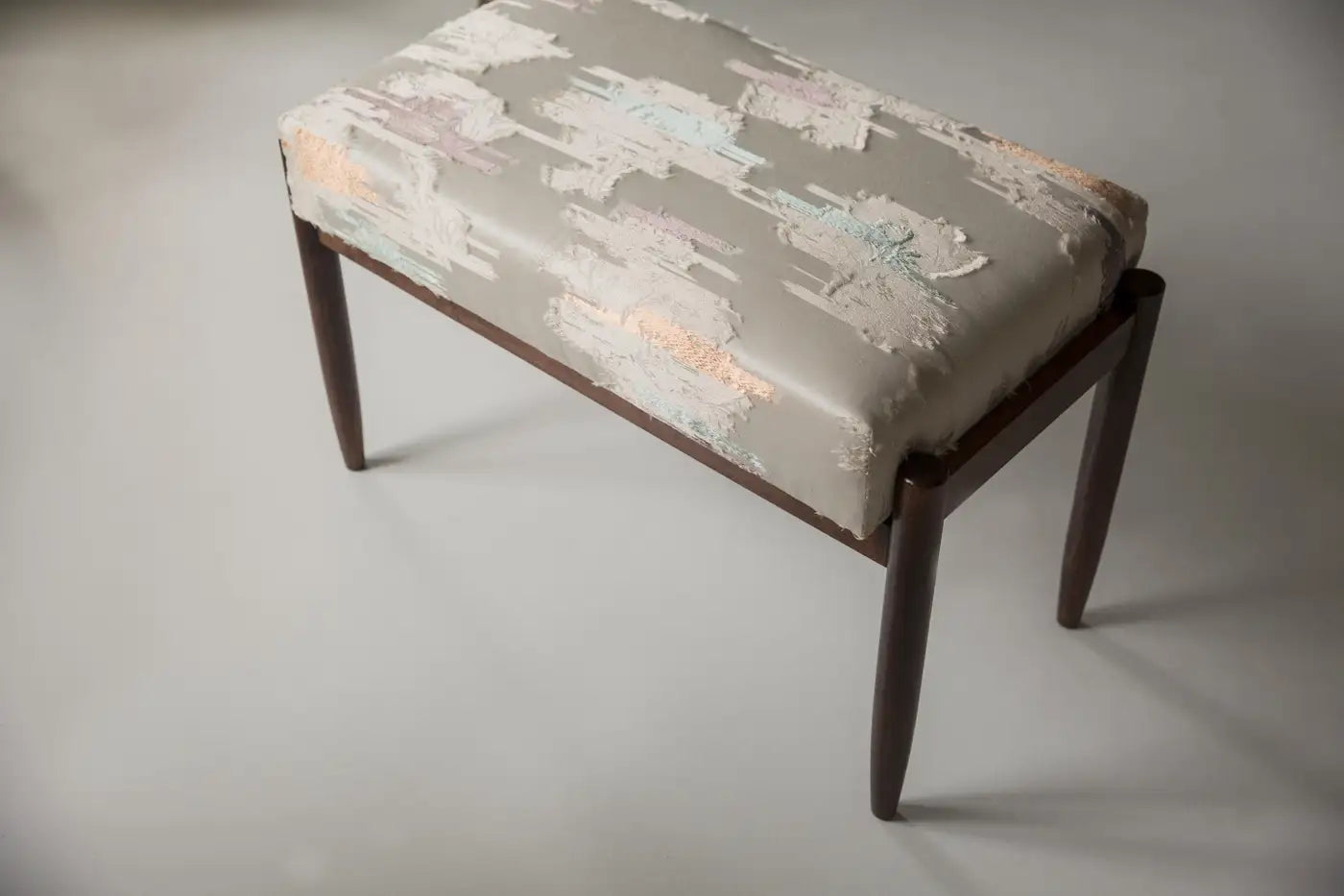 Vintola Studio Bench in Dedar Dalie Papaveri Tulipani Fabric