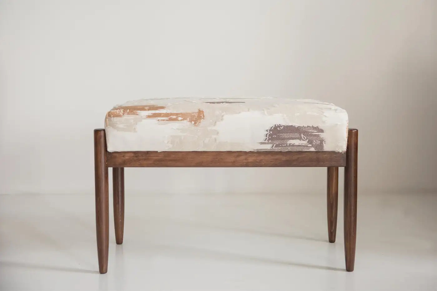 Vintola Studio Bench in Dedar Dalie Papaveri Tulipani Fabric