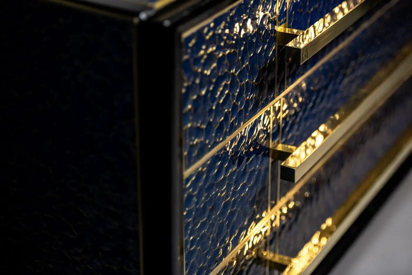 ANTIQUE SAPPHIRE BLUE MURANO GLASS CHEST OF DRAWERS WITH GOLD LEAF & BRASS