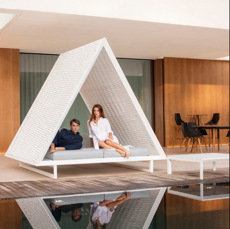 Vineyard Daybed with Woven Rope Roof