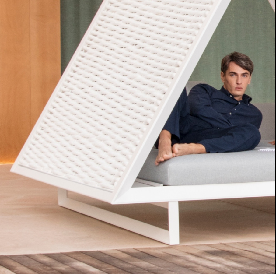 Vineyard Daybed with Woven Rope Roof