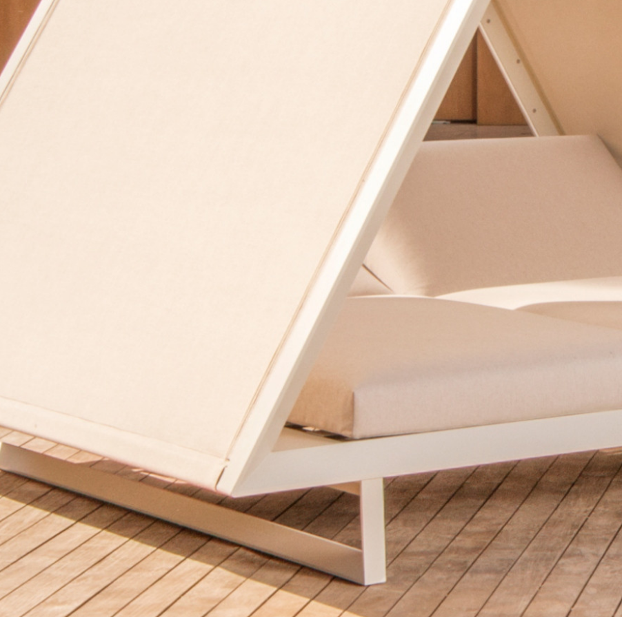 Vineyard Daybed with Fabric Roof