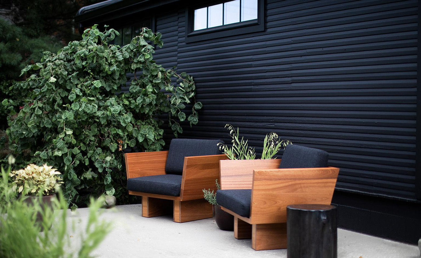 Suelo Outdoor Modern Lounge Chair – Solid Mahogany Frame