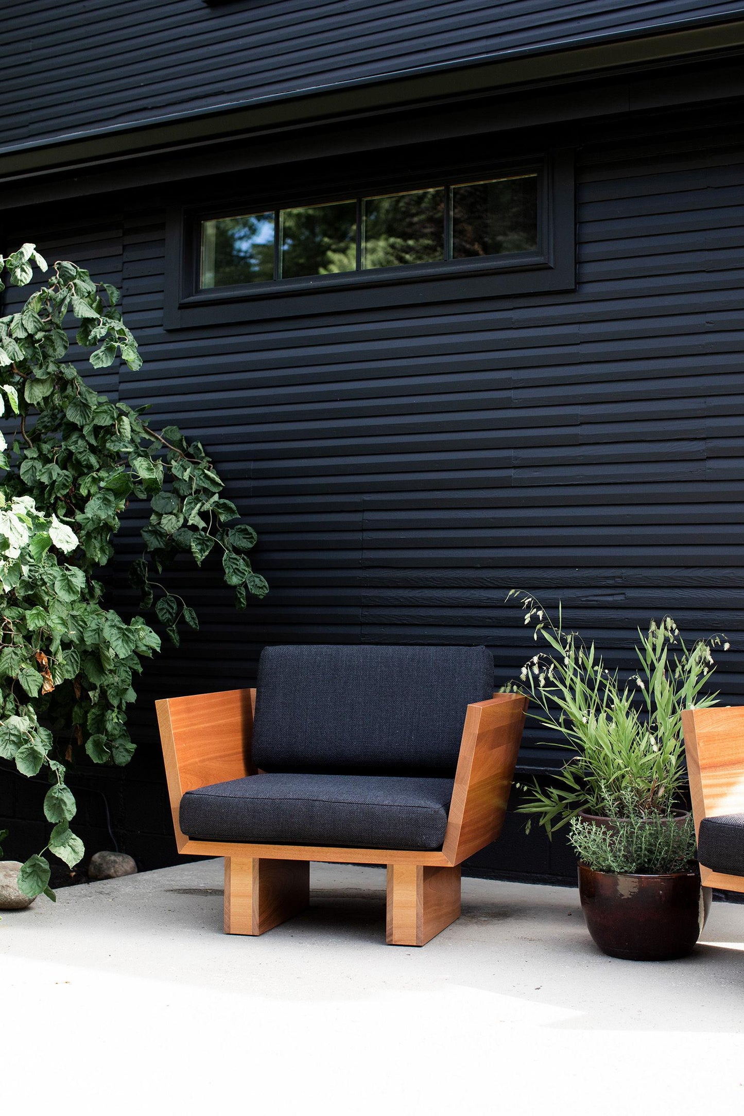 Suelo Outdoor Modern Lounge Chair – Solid Mahogany Frame
