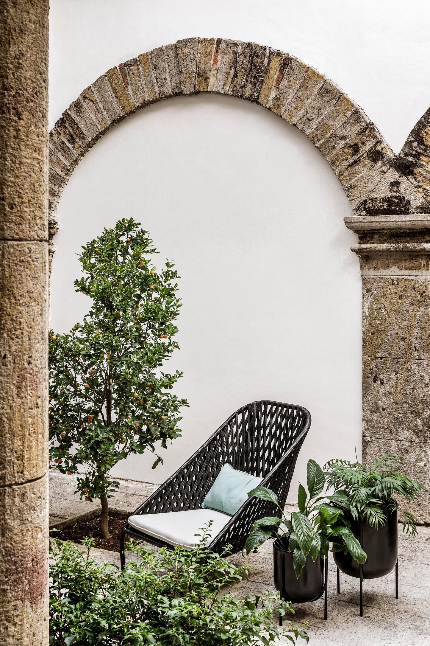 Easy Chair Outdoor with Hand-Weaved Aluminium Frame and Synthetic Fiber Seat