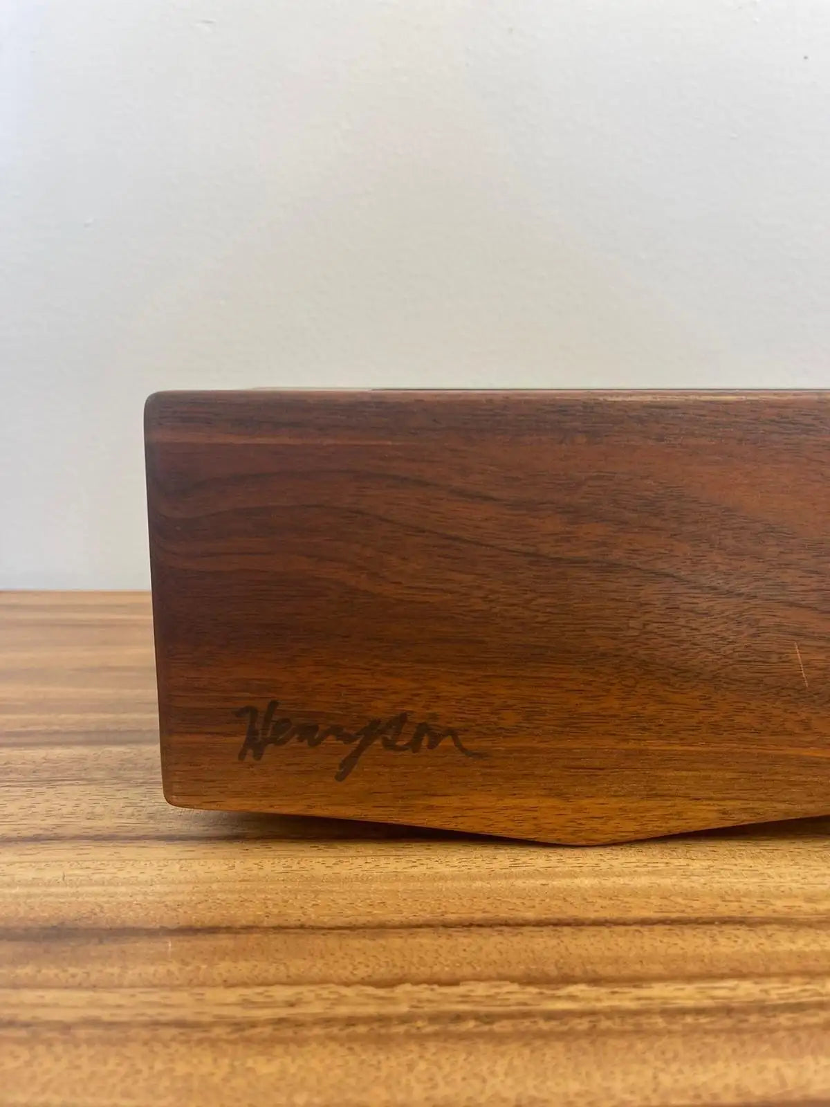 Винтидж декоративно подписано дърворезбовано произведение на художествена галерия за стена