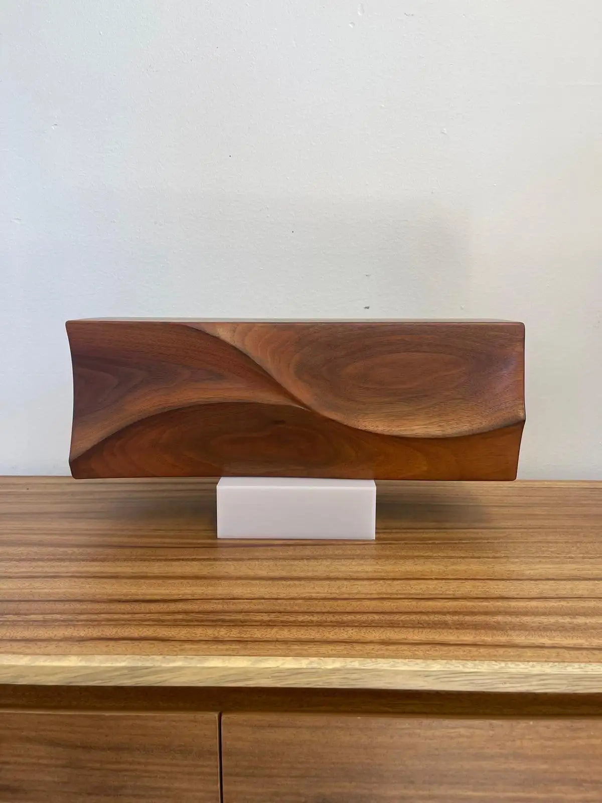 Винтидж декоративно подписано дърворезбовано произведение на художествена галерия за стена